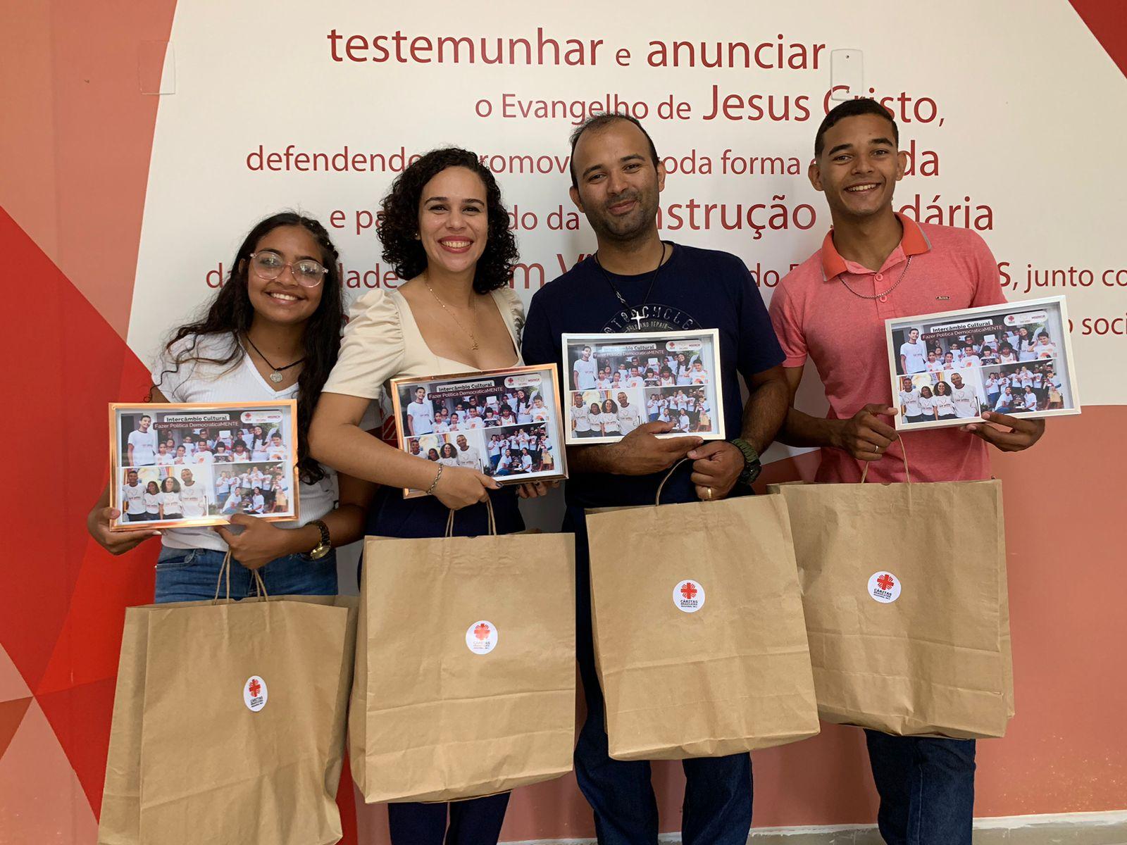 Jovens destaques nas atividades da Campanha Fazer Política DemocraticaMENTE participam de intercâmbio Cultural no Recife