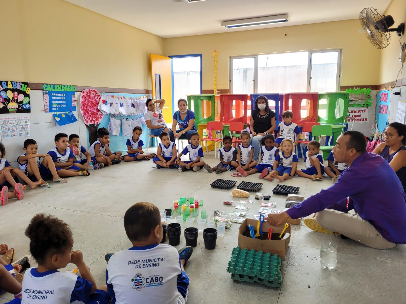 Crianças participam de oficina para produção de mudas em laboratório de ecotecnologias